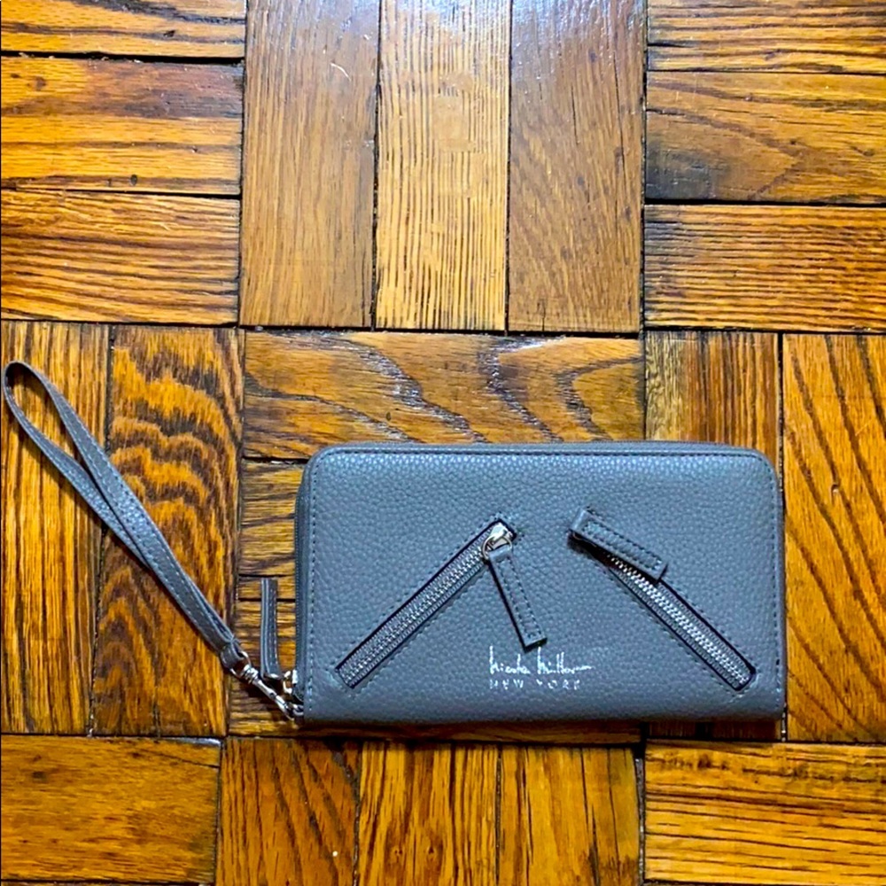 NWOT Nicole Miller wallet/wristlet size: 8” x 4.5”